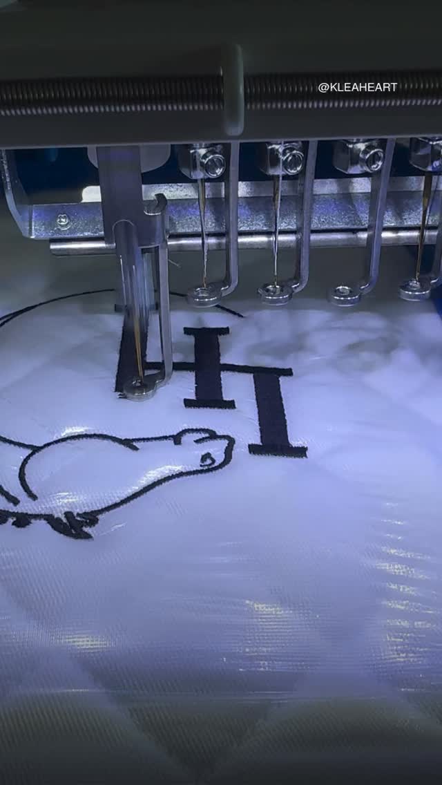 POV: your saddle pad is made just for you 👀✨
Personalized. Elegant. Timeless.
KLEA Heart saddle pad with individual embroidery 🤍🐴 Because your horse deserves more than basic.