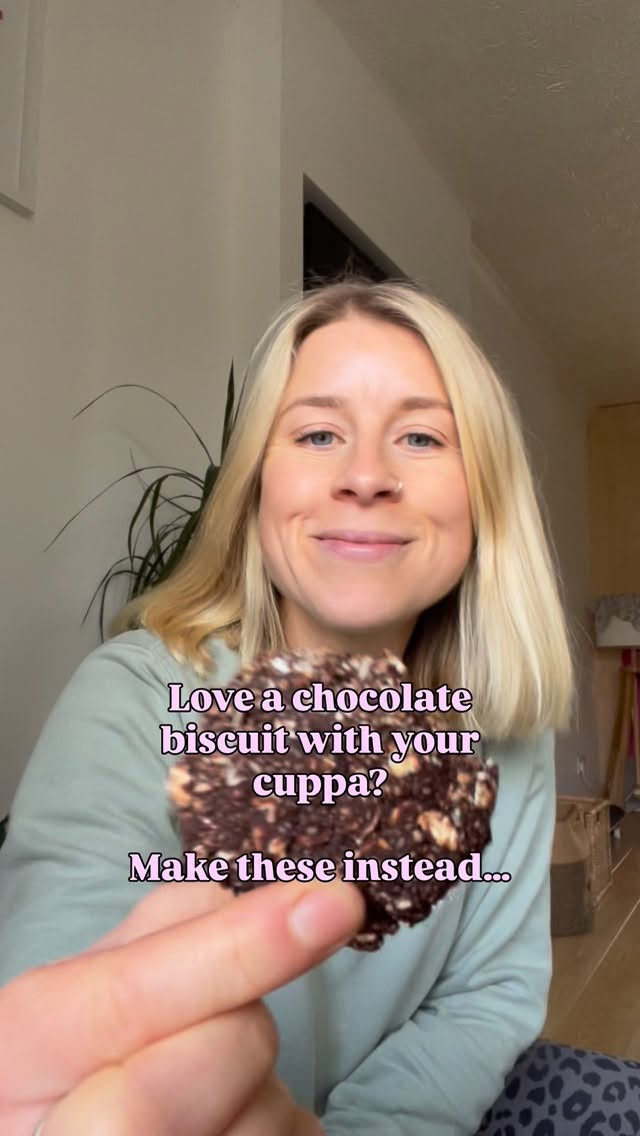 🍪Alternative to biscuits or cereal bars🙌🏼
Full of fibre, protein, healthy fats and will sustain your energy for longer than your average sugar-laden biscuit or cereal bar👍🏼
Me and my son usually make these to go in his lunchbox, but we make lots so I can have one with my cuppa too.
Here I’ve used:
Dark chocolate
Flaxseeds
Chia seeds
Jumbo oats
Raisins & cranberries
Alternative ingredients:
Nuts
Seeds
Popcorn
Any dried fruit
Experiment with flavours & quantities and let me know your favourites 😊
Enjoy!
Em x
P.s. I’ve been teaching clients about healthier snack ideas on my No Nonsense Nutrition Programme. If you want to be first to hear about the next round, message me ‘yes please’ and I’ll keep you in the loop
#healthysnack #healthychocolate #healthysnacksforkids