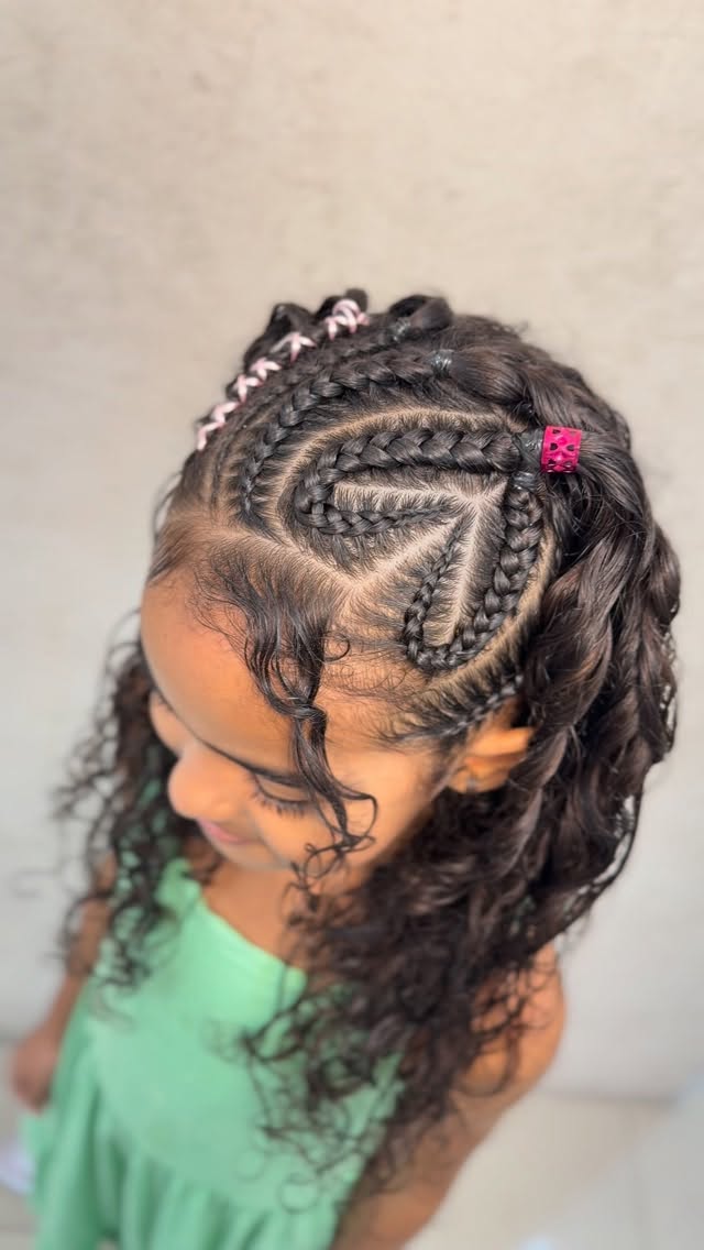 Fofuraaaaaaa 💕 “Estilo, cuidado e amor em cada trança 🤎”
#tranças #trançasnagô #criançacomtranças