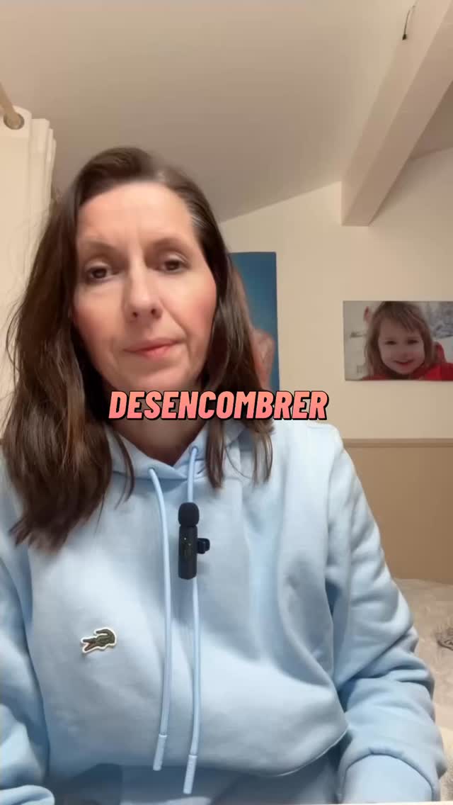 🚨 ALERTE DÉSENCOMBREMENT (sans jeter, sans donner, sans vendre) 🚨
Non non, tu n’as pas mal lu 😏
Aujourd’hui, je te montre comment faire du vide chez toi… sans sortir de chez toi.
🎯 L’astuce la plus simple (et la plus sous-cotée) :
👉 UTILISER ce que tu as déjà.
Oui oui. Consommer les consommables.
Pas glamour, mais redoutablement efficace 💥
🛒 Les 4 zones à attaquer en priorité :
🥫 Les denrées alimentaires
(pâtes planquées au fond, sauces oubliées, conserves “au cas où”)
🧽 Les produits d’entretien
(3 sprays pour la même surface, vraiment ?)
🧴 Les cosmétiques
(crèmes entamées, sérums testés une fois, maquillage en doublon)
🚿 Les produits de lavage du corps
(gels douche, shampoings, soins… ouverts, à moitié pleins, en attente depuis 2021)
👉 Tu utilises ce que tu as
👉 Les stocks diminuent
👉 Les placards respirent
👉 Ta charge mentale aussi 😌
✨ Résultat :
✔️ du vide
✔️ sans culpabilité
✔️ sans trajet à la déchèterie
✔️ sans prise de tête
💬 Dis-moi en commentaire :
quelle catégorie déborde le plus chez toi ?
(Team gel douche en PLS ici 🙋♀️😂)
📌 Astuce simple, gratuite, efficace.
Comme quoi, désencombrer, ça peut aussi être cool 😎
Sandra, ta home organiser passionnée ❤️
#homeorganizer #homeorganizerlyon #désencombrement #organisationmaison