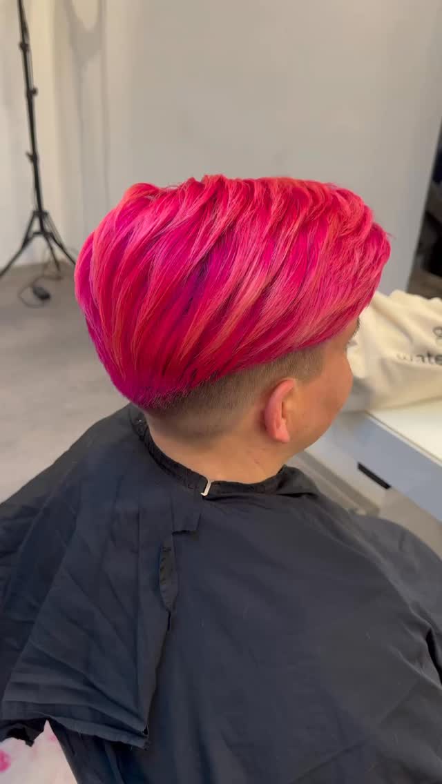 Color me Crazy 💓 wir lieben es auch knallig! #crazycolor #buntehaare #pinkpurple #pinkwithhighlights #shorthaircut