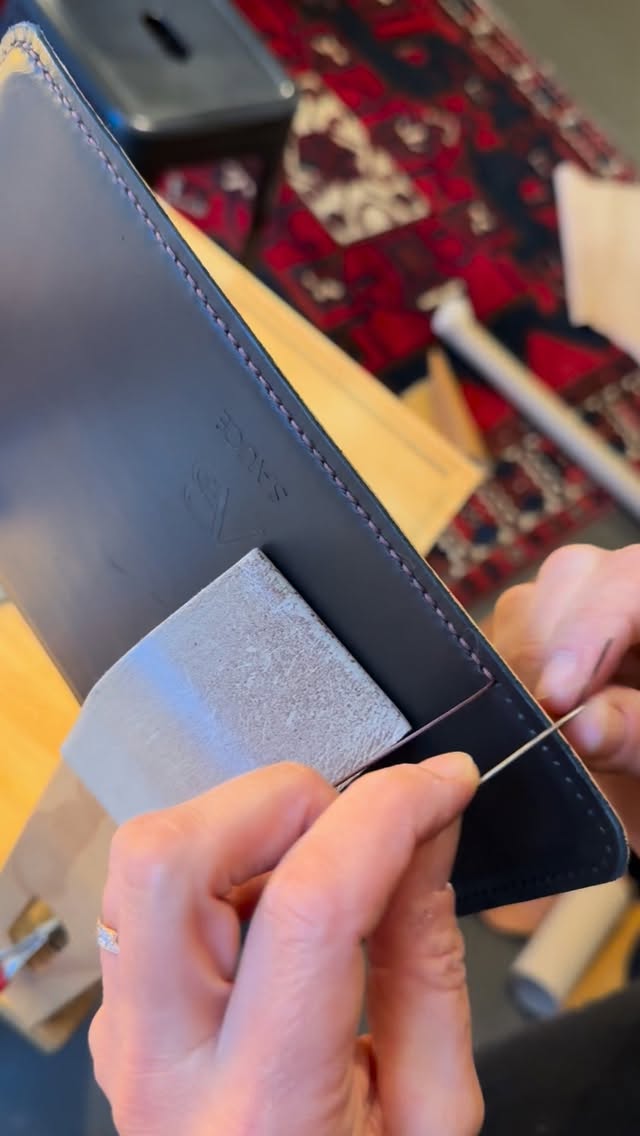 Couture à la main en point sellier.
Une technique traditionnelle de maroquinerie, réalisée sans machine, où chaque point est formé un à un à l’aiguille.
Un geste précis et exigeant, qui garantit solidité, régularité et caractère.
C’est ainsi que naissent les pièces de l’atelier.
#pointsellier #saddlestitch #maroquinerieartisanale #faitmain #cuir savoirfaire artisanatfrançais atelier13bis