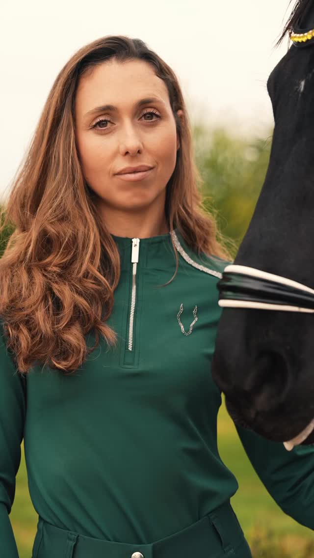 @marialuisaleivabaeza con el Green Bling Bling ✨ un toque de color y brillo perfecto para los días fríos 💚❄️
@marialuisaleivabaeza in the Green Bling Bling ✨ a pop of color and sparkle for cold days 💚❄️
#equestrian #dressage #equestrianfashion #ridingoutfit #rider