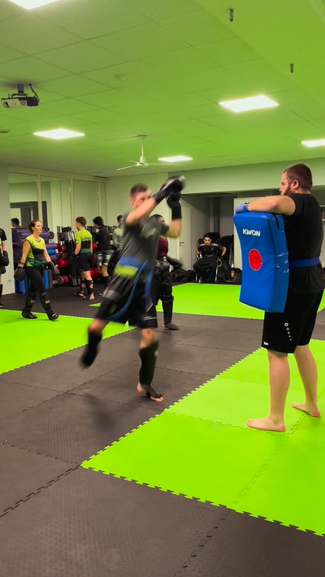 Sprungkicks bei #fikaze 💥 Bei uns kannst du dein Repertoire erweitern-> Freitags 18:00-19:15Grundlagentraining Freitags 19:15- 20:00 Training für Fortgeschrittene. #kickboxing #wakokickboxing #badkrozingen #training
