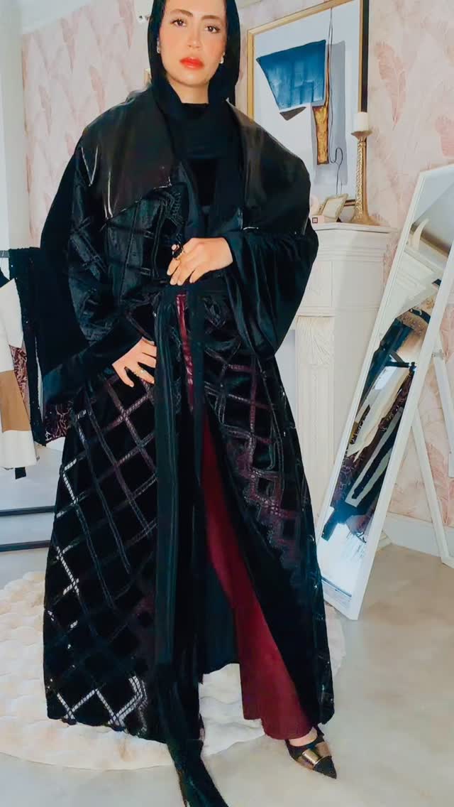 Black velvet in its most powerful form.🌙🖤🌙🖤
Velvet Pure Silk kaftan with a bold oversized collar ✌️🖤limited pieces, made to stand out ✨🖤
#RamadanFashion #ModestFashion #KaftanStyle #VelvetPureSilk #bycherwinewakeb