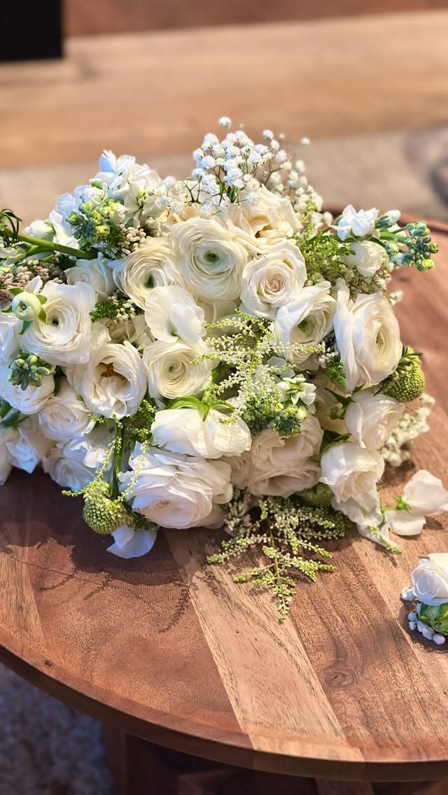 Megan & David 💕
#designsbydarenda #wedding #destinationwedding #flowerstagram #weddingflorist