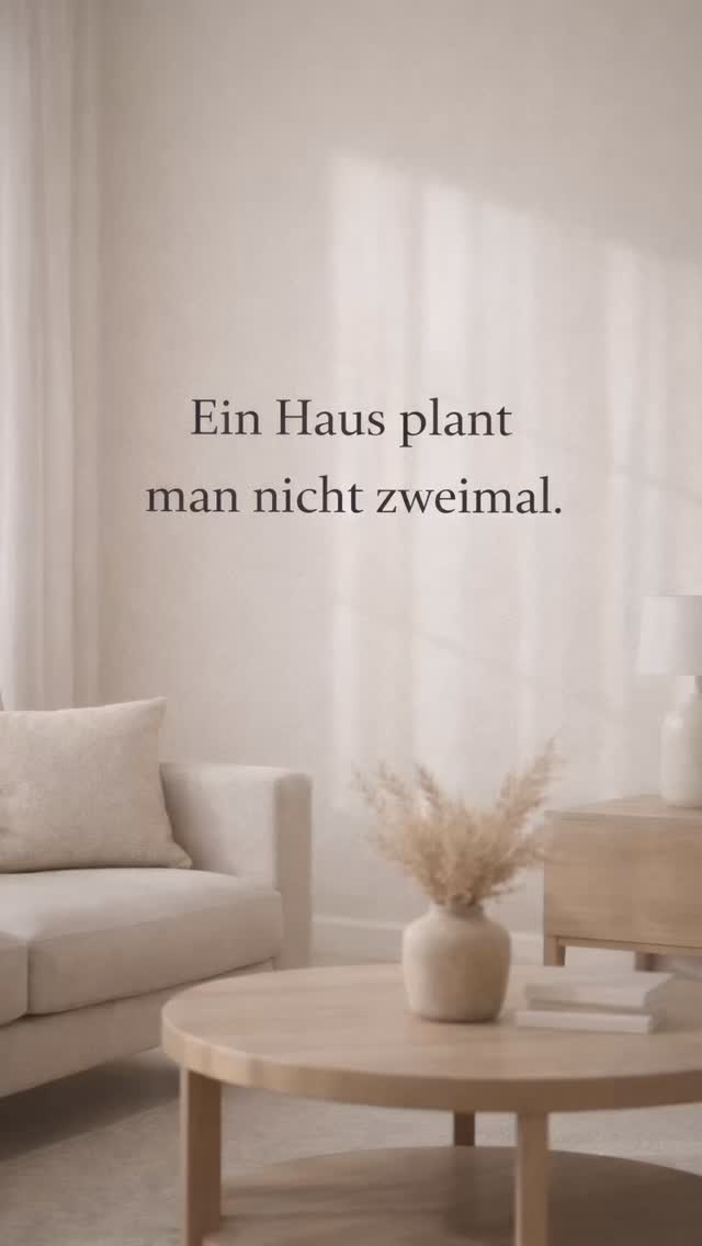 Viele Bauherren übernehmen einen Grundriss, weil er logisch wirkt und auf den ersten Blick passt.
Was dabei oft fehlt, ist der Blick auf den Alltag.
Gerade wenn man mit bestehenden Grund-risskonzepten arbeitet, lohnt sich vor der Freigabe eine zweite Meinung. •Schreib mir „Zweitmeinung“ per DM, wenn du deinen Grundriss vor der Freigabe prüfen lassen möchtest.