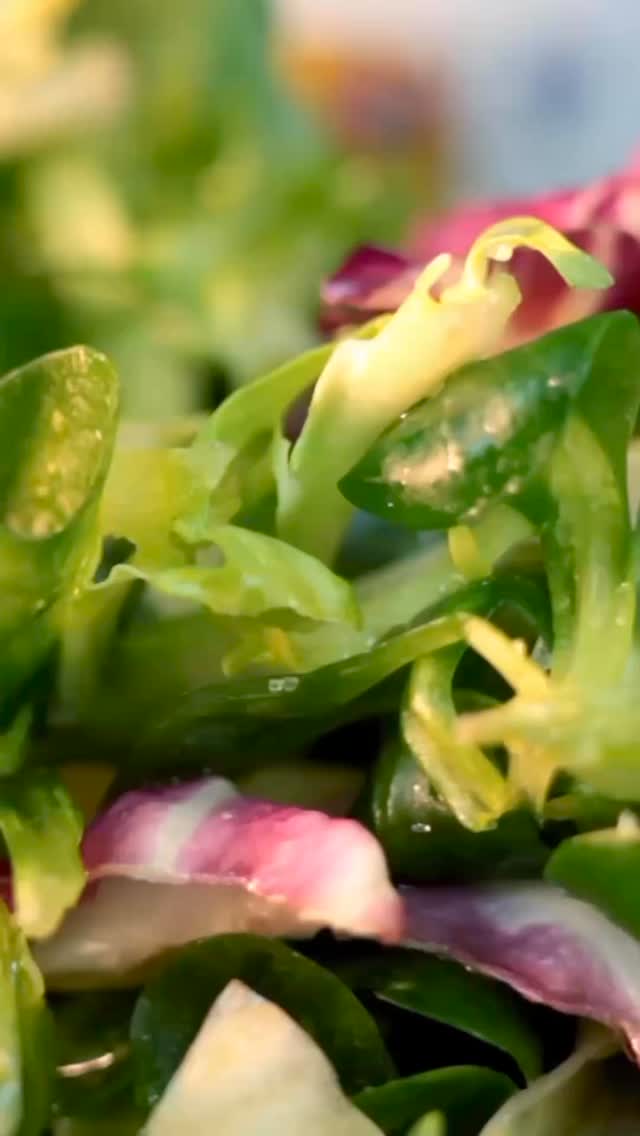 Je eet gezond.
En toch voelt je lijf soms anders dan een paar jaar geleden.
Meer trek tussendoor.
Minder energie, zelfs als je goed voor jezelf zorgt.
Rond je 35e verandert er langzaam iets in je lichaam.
Dat betekent niet dat je iets verkeerd doet.
Soms mag je voeding gewoon met je meebewegen.
Extra aandacht voor eiwitten kan daarin helpend zijn.
Niet als hype of streng dieet, maar als basis.
✔️ Ondersteunen spierkracht en vitaliteit
✔️ Geven meer verzadiging
✔️ Brengen rust rondom eten
✔️ Leveren bouwstoffen voor je hormonale balans
Begin klein.
Bijvoorbeeld door bij elke maaltijd bewust een eiwitbron toe te voegen.
Zullen we even sparren?
Zoek je eiwitrijke inspiratie of simpele receptjes die bij jóu passen?
Laat het weten in de comments, dan denk ik met je mee 🤍
Wat eiwitrijke ideeën ter inspiratie:
• Kwark of (Griekse) yoghurt
• Eieren (omelet, gekookt of roerei)
• Kip, zalm, tofu of tempeh
• Peulvruchten zoals linzen of kikkererwten
• Noten en zaden
• Een smoothie met een extra eiwitbron
🤍 Save deze post voor later
#femmehormoonspecialist #eiwitten #eiwitbronnen #perimenopauze #hormoneninbalans