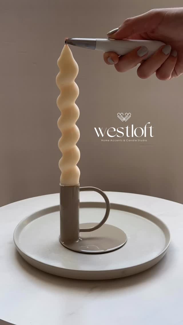 A quiet moment, watching the candle change.
#giftideas #partyfavors #candles #homedecor #candlelovers