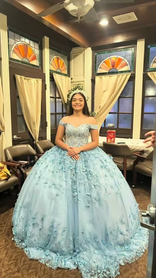 Valentina’s quinceanera 🤍🩵
Princess is here 👑
venue
@eldoradoparkgcevents
#quinceanera #flowers #princess #happy #girl
