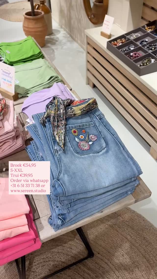 Wat een mooie kleur vindt u niet? 💐🌸 fijne broeken, trui wel in de webshop, broeken te bestellen via whatsapp of bellen.
#sereen #damesmode #valkenswaard #kleding #fashion