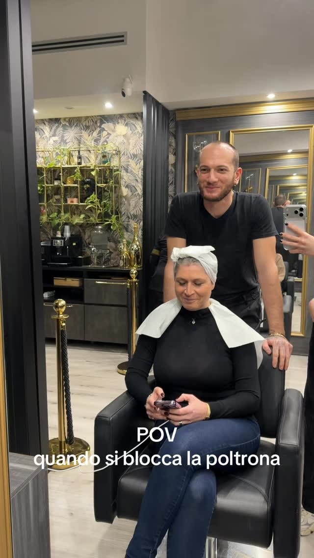 A chi è capitato ? 🤣🤣
@maddalena_caputi83 #parrucchierando #pov ##viralvídeo