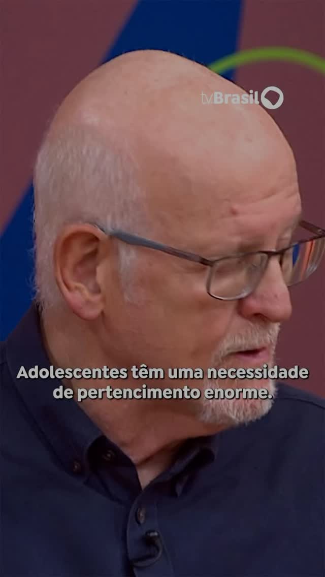 Um tema atual, sensível e que merece a nossa atenção.
Em uma conversa no Sem Censura, o pediatra do Pediatria Integral BR dialoga com Cissa Guimarães sobre a adolescência — uma fase marcada pela busca constante por aprovação, pela necessidade de pertencer a um grupo, pelas descobertas e, muitas vezes, pela transgressão.
No cenário das redes sociais, esse processo ganha novas camadas e novos riscos. É um mundo que nós, como adultos, não vivemos da mesma forma — e exatamente por isso, exige de responsáveis e educadores um olhar mais atento, atualizado e disposto a compreender as dinâmicas do presente.
Vale refletir. Vale acompanhar. Vale estar por perto.
Nosso agradecimento imenso a quem produz e compartilha conteúdos como esse, que ampliam conversas tão necessárias e urgentes.