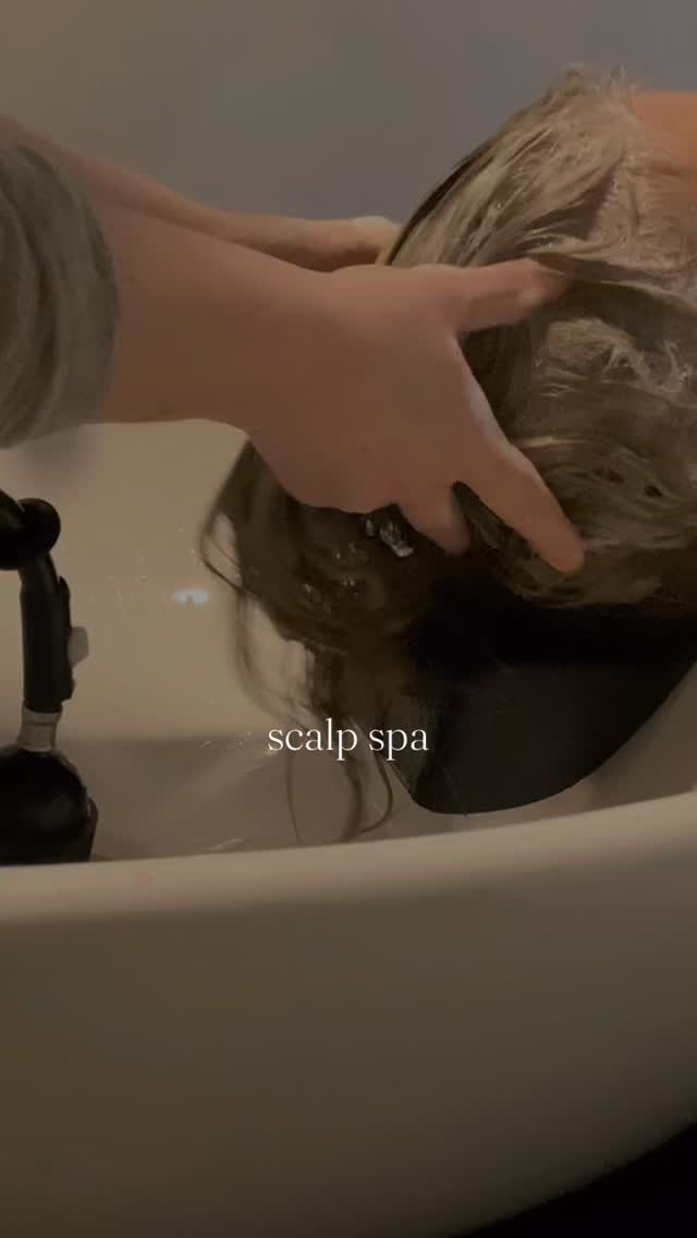 It’s always a good day for a scalpspa treatment- the Vista Belle way
Experience deep relaxation while your scalp is getting exfoliated and reset
50 mins at shampoo bowl + blowout & style $95
#headspa #oxfordohio #hairsalon