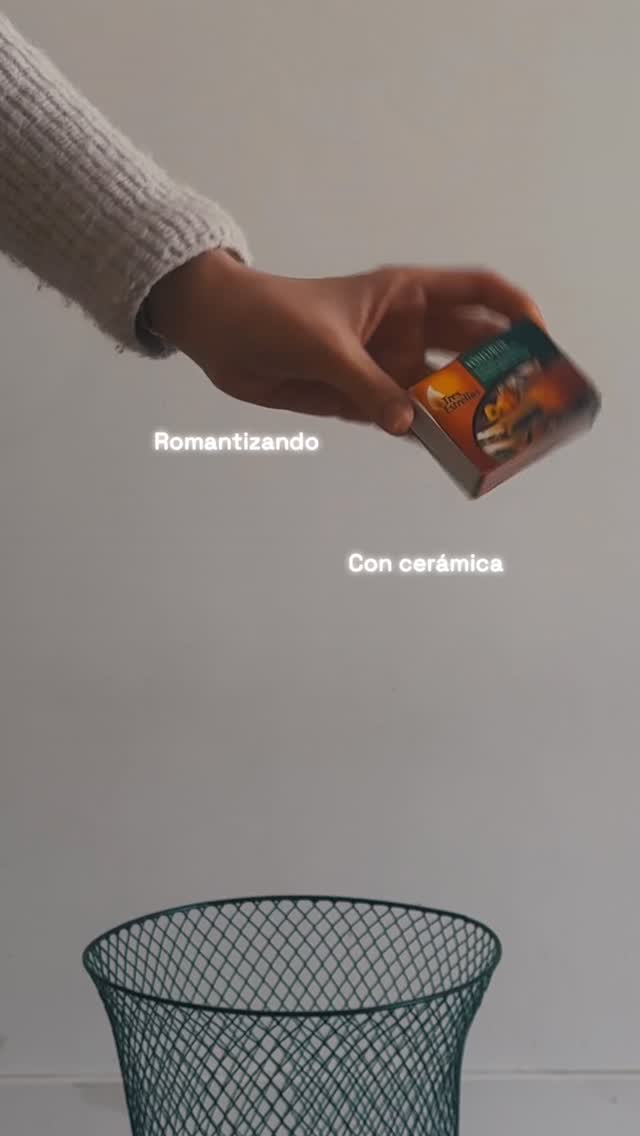 Ea, cuando te inicias en el mundo de la cerámica empiezas a ver opciones por todas partes. Y por eso pensé que era buenísima idea complicarme la vida haciendo esta cajita enana, que me llevó un tiempo ridículamente largo, para que las 2 veces al mes que uso las cerillas, sean momentos romantizados y que me hagan sentir mejor y menos miserable.
:D
Si os apetece hacerlo, os aviso de que es my complicado hacer la cajita sin que se deforme (como a mí), pero que seguro que se os da mejor así que os quedará preciosa :)
#Cerámica #pottery #pintura #diy