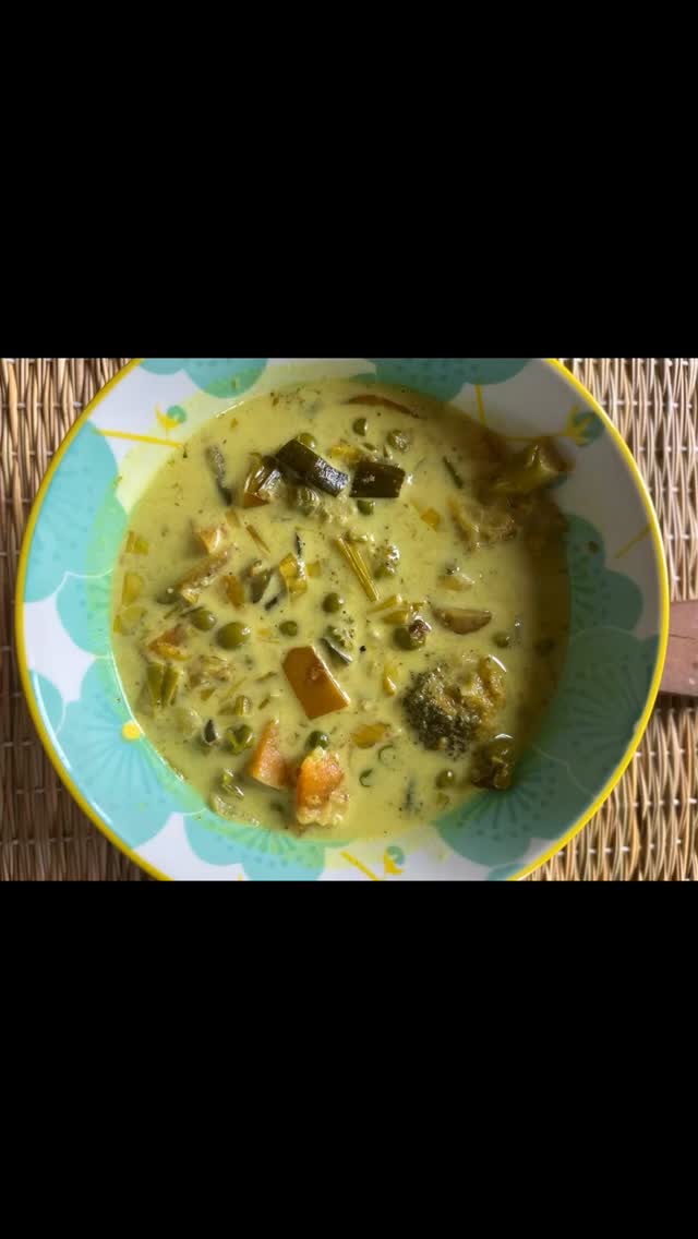 recette du jour, végétarienne et végane et anti-inflammatoire:
légumes de saisons au curcuma/ curry et lait de coco .
Je me suis préparé de bons légumes de saison…
Deux poireaux coupé en petits bouts
Une courgette bio coupé en petits bouts
Huit têtes de brocolis qui sont des protéines végétales
Un demi Butternut coupé en petits bouts
Une échalote nouvelle et un demi oignon jaune
Trois grosses poignées de petits pois frais congelés.
Faites revenir vos légumes dans un peu d'huile de coco puis j'ai rajouter un fond d'eau et mis un couvercle pour une cuisson plus tendre et moins sèche.
J'ai rajouté du curcuma qui est un puissant anti-inflammatoire avec un peu de poivre pour activer les propriétés du curcuma.
J'ai mis un peu de curry indien et un peu de cumin.
Cuisson environ 20 minutes à feu doux.
J'ai ensuite rajouté du lait de coco crémeux ( riches en fibres , minéraux , zinc , magnésium , booster d'énergie ) et onctueux et j'ai ciselé du coriandre frais herbe anti bactérienne, antioxydants et riche en vitamine C.
20. Minutes de préparation pour un repas savoureux, et bon pour ma santé….
#recettefacile #recettedujour #recettevegetarienne #recetteveganfacile #antiinflammatoirenaturel #faitesvousamangez