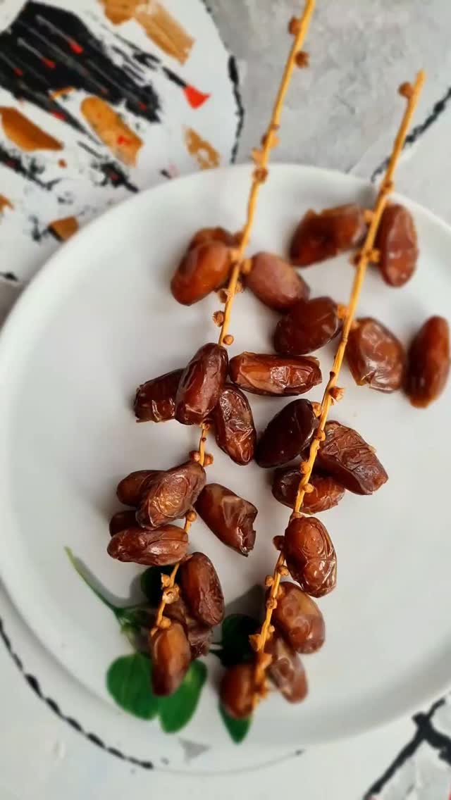 Did you know:
women who ate date fruit had a higher cervical dilatation on admission compared with the non-date fruit group- 3.5 cm vs 2cm.
The date eaters had a higher proportion of intact waters upon admission (83% vs 60%).
Spontaneous labour occurred in 96% of those who ate dates, compared with 79% women in the non-date fruit group.
The first stage of labour was shorter in women who consumed date fruit compared with the non-date fruit consumers- 8.5 hours vs 15 hours.โ
#datefruitprepnancy #birthdoula #preggo #birthinstinct #birthknowledge