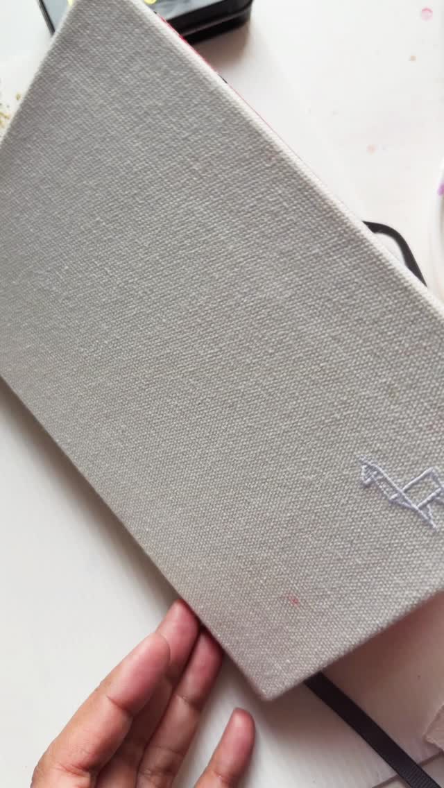 Some more watercolor heart patterns ❤️ Lil Z asked me just how many more hearts do I plan to paint 😂 I think maybe one more pattern and I might dive into the glory of spring flowers. Still snowing here so it seems like a distant dream. Hope you like this! Wishing you a warm and creative day ahead ✨
.
.
.
.
.
#watercolor #watercolorpainting #markersketch #patterndesign #sketchbooks