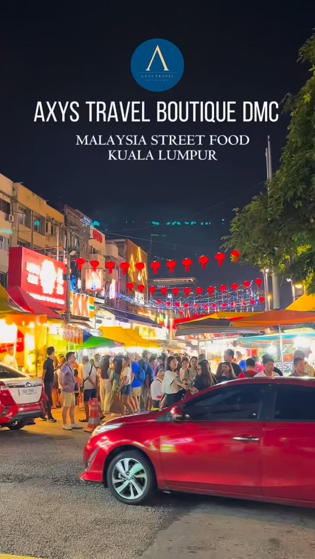Tra i profumi speziati e le luci vivaci di Jalan Alor, il cuore dello street food di Kuala Lumpur: un’esplosione di sapori, colori e tradizioni che raccontano l’anima della città. 🍜✨
#JalanAlor #KualaLumpur #StreetFoodAsia #SaporiDelMondo #ViaggioInMalesia
