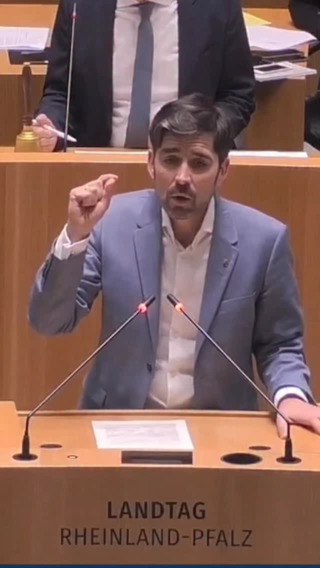 Soll der Staat entscheiden, wo dein Grundschulkind Mittag isst?
Die CDU plant, Kinder in der Grundschule zum Mittagessen in der Schule zu verpflichten.
Eltern sollen nicht mehr entscheiden dürfen, ob ihr Kind zuhause oder in der Schule isst.
Dabei gibt es bereits heute an 85 % der Grundschulstandorte ein freiwilliges Mittagsangebot – und das funktioniert.
Wer es braucht, nutzt es. Wer es nicht will, entscheidet sich dagegen.
Warum also ein Zwang?
Was und wo mein Kind isst, ist unsere Entscheidung als Familie – nicht die der Politik.
Genauso wie Eltern nach guter Beratung frei entscheiden sollten, welche Schule für ihr Kind die richtige ist.
Eltern und Familien stärken?
Sieht anders aus – zumindest bei der CDU RLP.
#Elternrechte
#FreiheitStattZwang
#UnsereKinder
#RLP
#sventeuber