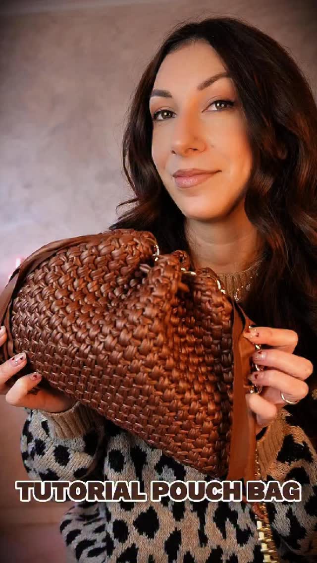 La Pouch Bag ispirata a Bottega Veneta è finalmente arrivata sul canale! 😍 Texture pazzesca, effetto pelle intrecciata e una facilità che non ti aspetti ✨
Perché devi provarla:
🧶 Punto Canestro: l’effetto wow è garantito (ma è semplicissimo!)
⏱️ Veloce: si realizza in poche ore.
👜 Stile: perfetta per ogni outfit, dal casual al super chic.
Non serve essere un’esperta, basta un uncinetto e la voglia di creare qualcosa di unico! 💖
🔗 Tutorial Completo sul mio canale YouTube “KATY HANDMADE” (LINK IN BIO!)
Salva il Reel per non perderlo e tagga un’amica che ama le borse! 🧶✨
•••
#borseuncinetto #tutorialuncinetto #pouchbag #fattoamano #crochettrend
