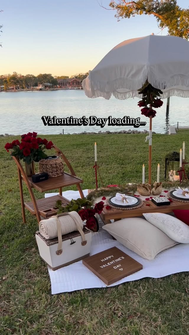 Valentine’s Day loading…🌹
Book a picnic for your next special day.
.
.
.
.
.
#tampabay #tampaevents #luxuryeventplanner #luxurypicnic #apollobeach
