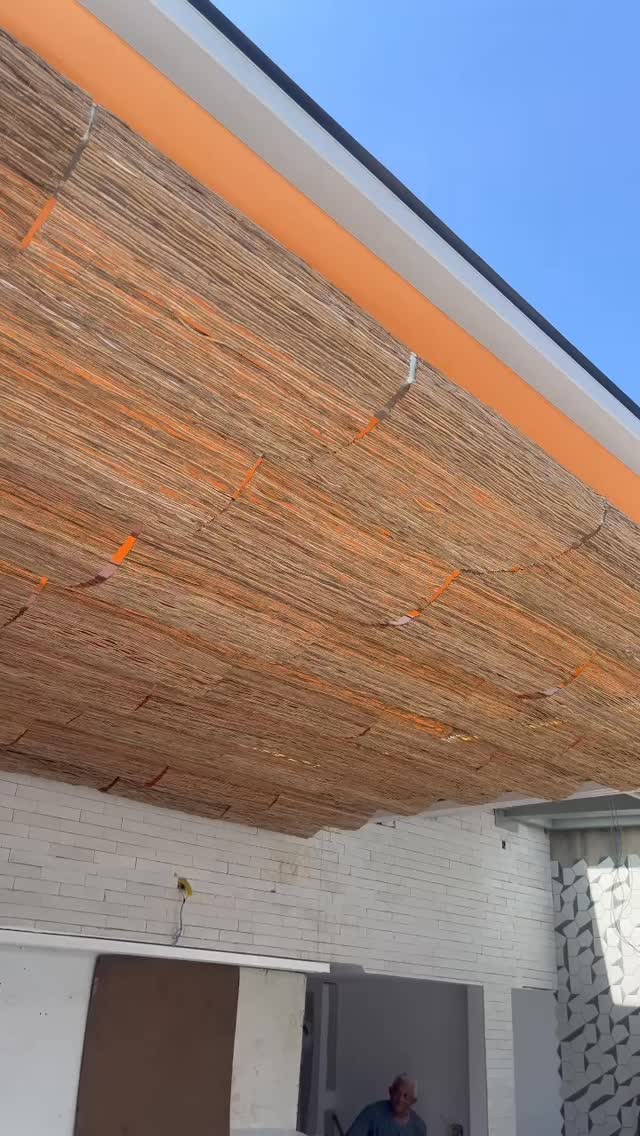 A pérgola folding em fibras naturais — exclusiva Arthur Decor — foi pensada para quem projeta além da estética. Uma solução que combina controle solar, ventilação e proteção, respeitando a linguagem do projeto e a materialidade do entorno.
Com sistema retrátil inteligente, o espaço se transforma ao longo do dia e da noite:
☀️ sombra precisa durante o dia
🌬️ conforto térmico sem bloquear a vista
🌙 acolhimento e uso noturno com integração total ao lighting design
Mais do que cobrir um rooftop, criamos condições reais de uso 365 dias por ano, com soluções sob medida, especificação técnica e acabamento autoral.
@arthurdecor . Onde arquitetura encontra funcionalidade e tempo de permanência.