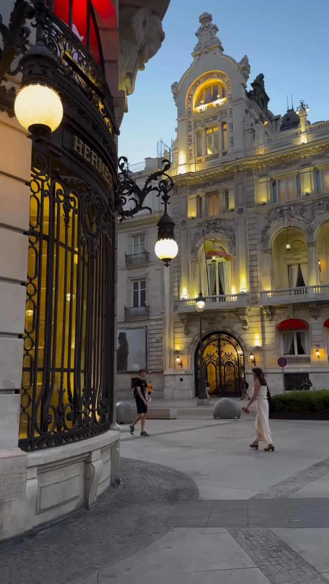 Spring travel idea: Madrid!
When you stroll around Madrid, keep this very much in mind: Keep your eyes wide open, beauty is hiding just about anywhere! đđ
Remix @visita_madrid
#Madrid #VisitaMadrid #GranVĂa #Arquitectura #EspaĂąa