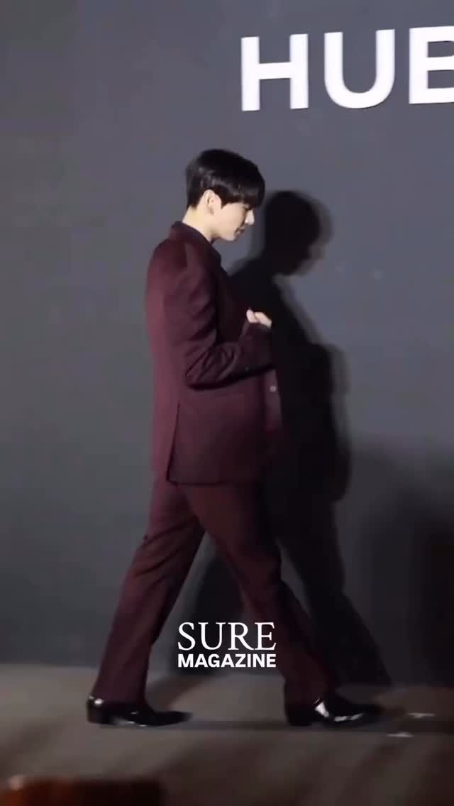 @suremagazine
Le 12 février 2026, Jung Kook est apparu à la boutique Hublot de Séoul à l’occasion d’un événement officiel marquant son introduction en tant que nouvel ambassadeur mondial (Global Brand Ambassador) de la maison horlogère suisse.
La nomination a été confirmée le jour même par Hublot.
Cet événement en boutique a officialisé le début de ce partenariat stratégique, ouvrant un nouveau chapitre global pour la marque.
Selon Hublot, cette collaboration reflète :
✨ l’influence internationale de Jung Kook
✨ l’innovation et la précision chères à la maison
✨ l’ancrage de la marque dans la culture contemporaine
En tant que Global Brand Ambassador, Jung Kook représentera Hublot dans les campagnes internationales et lors des grandes initiatives de la marque.
Une nouvelle étape majeure pour lui — et une alliance puissante entre culture pop mondiale et haute horlogerie.
#JungKook #Hublot #GlobalAmbassador #BTS #SureMagazine @mnijungkook