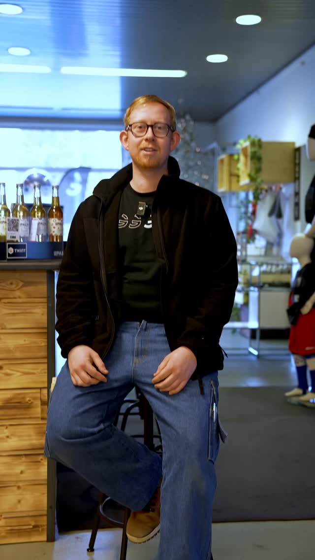 La découpe laser nous permet de créer des enseignes, des lettres découpées, de la signalétique, des gravures précises et même de personnaliser le cuir avec une finition nette et durable.
Bois, acrylique, cuir et autres matériaux prennent forme avec une précision millimétrée pour un rendu professionnel et unique.
Toi aussi, tu as un projet d’enseigne, de signalétique ou de personnalisation ?
Contacte-nous et donnons vie à tes idées grâce à la découpe laser.