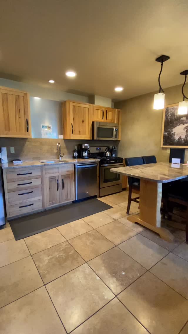 🍳After a day out in Bend, come back and relax in one of our spacious, hand-crafted suites. We love giving our guests a place to cook, slow down, spread out, and feel at home while during your stay. #wallstreetsuitesbendoregon #downtownbend #centraloregon #dogfriendlyhotels #bendoregon