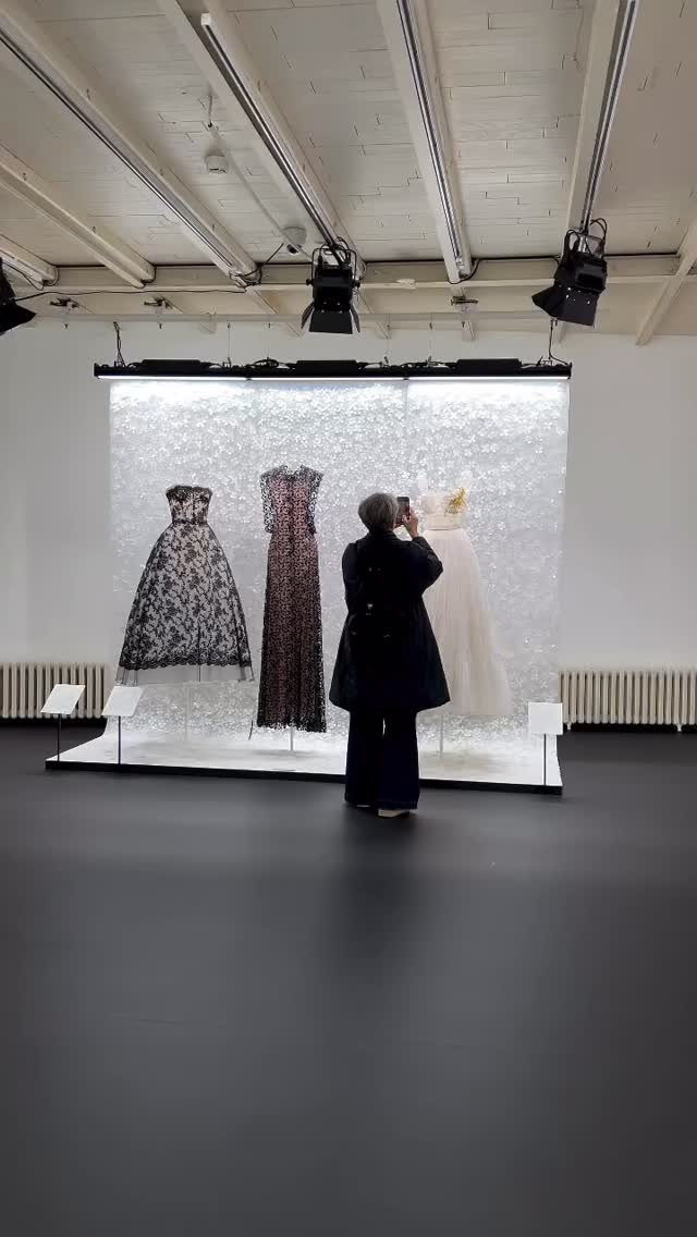 Conceived in two chapters, the Fondation Azzedine AlaĂŻa and the Galerie Dior merge to spotlight the heritage collection built by Azzedine AlaĂŻa â collector and devoted admirer of Christian Dior.
Assembling his collection in the greatest discretion, AlaĂŻa brought together an exceptional body of work dedicated to the creations of the most influential couture houses. Among them, Dior pieces stand out.
Two names. One shared obsession: cut, body, absolute precision.
đźď¸Â ÂŤÂ Azzedine AlaĂŻa et Christian Dior, deux maĂŽtres de la Haute Couture 
đ18 Rue de la Verrerie, Paris 3e
@parisjetaime
#ParisJeTaime #FondationAzzedineAlaĂŻa #GalerieDior #HauteCouture