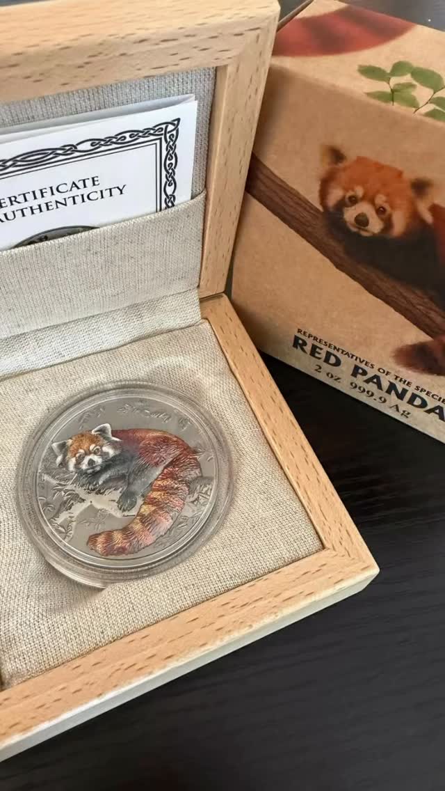 Selten. Stark. Sammlerwürdig. 💎
Die Red Panda 2 oz Silbermünze ist ein echtes Highlight für Investoren und Sammler:
👉 Weltweite Auflage: nur 300 Stück
👉 Aktuell nur noch 3 Stück im Shop erhältlich
Feinstes Silber trifft auf ein außergewöhnliches Motiv – diese Münze ist nicht nur ein Investment, sondern ein Statement. Wer zu spät kommt, schaut zu. 👀
Details auf einen Blick:
• 2 oz Feinsilber
• Extrem limitierte Prägung (300 Stück weltweit)
• Hochwertige Verarbeitung & starkes Design
Zahlarten:
✅ Vorkasse
✅ Krypto (direkt & unkompliziert)
✅ Barbezahlung
Versand:
📦 1–3 Werktage
📦 Immer vollversichert via Intex
⚠️ Achtung: Sobald weg – weg. Nachschub gibt es keinen.
Jetzt sichern, bevor sie Geschichte ist. 🚀
Keine Finanz-/Anlageberatung!
#Silbermünze #LimitedEdition #SilverStacking
#Sammlermünze #KryptoZahlung