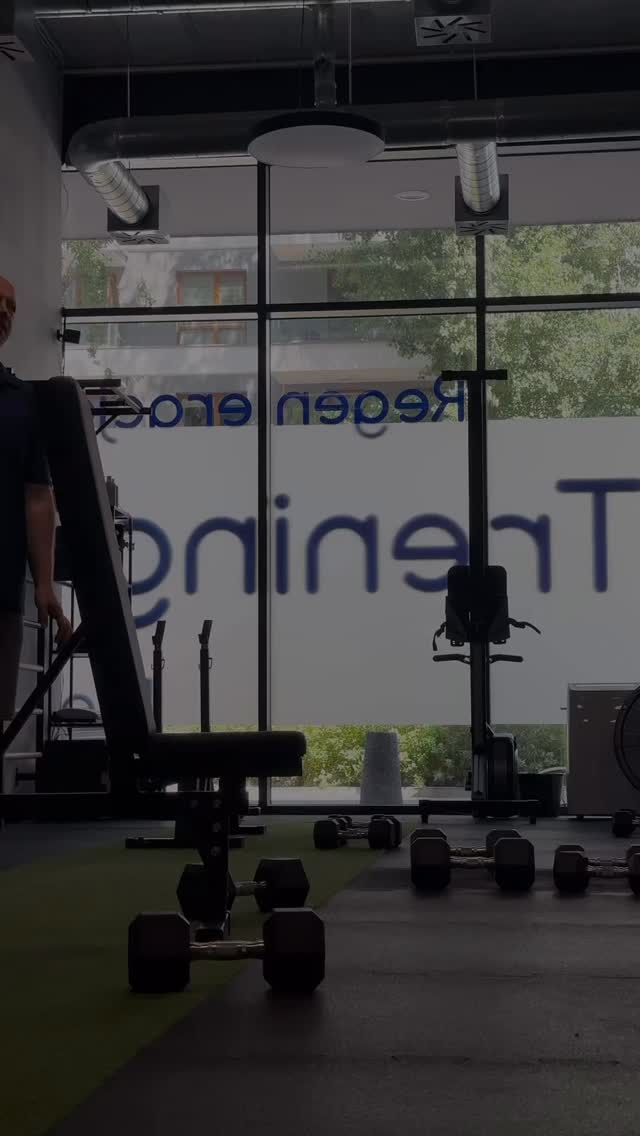 Po 40. roku życia wiele osób słyszy:
„to normalne”, „to już wiek”, „tak ma być”.
A prawda jest inna.
To nie metryka boli.
Najczęściej boli styl życia: siedzenie, stres, brak siły i kontroli nad ruchem.
Ciało po prostu zaczyna dawać sygnały, że potrzebuje czegoś innego niż przypadkowych ćwiczeń.
W Stolica Ruchu trening ma przygotowywać ciało do codzienności, a nie z niej wyłączać.
Pracujemy spokojnie, świadomie i pod realne życie – tak, żeby sprawność została z Tobą na lata.
Jeśli chcesz trenować mądrze, bez dokładania sobie problemów — odezwij się do nas.