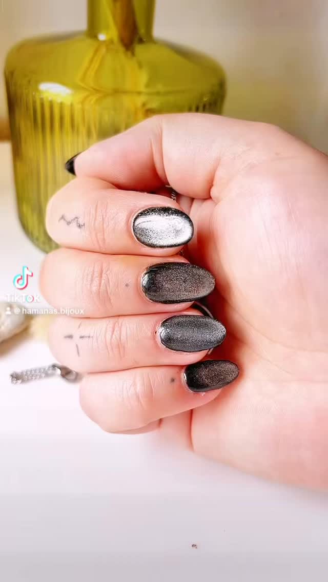 🌟 Si c’est toi qui trouves le nom, je te l’offre ! 🌟
Découvrez la nouveauté de Hamanas : un collier souvenir avec un cerclage élégant en acier inoxydable doré ou argenté, rond ou en forme de cœur et un charm central qui renferme un souvenir précieux.
Ce bijou commémoratif peut contenir des poils, des cheveux, du crin, des cendres, des plumes, du sable, du textile, ou encore des pétales.
✨Cette nouveauté sort dans une semaine, et je compte sur votre créativité pour lui trouver un nom inspiré des corps célestes et des étoiles. Et si le nom choisi apparaît dans plusieurs commentaires, le gagnant sera tiré au sort !
#hamanas #bijousouvenir #nom #etoile #nouveau