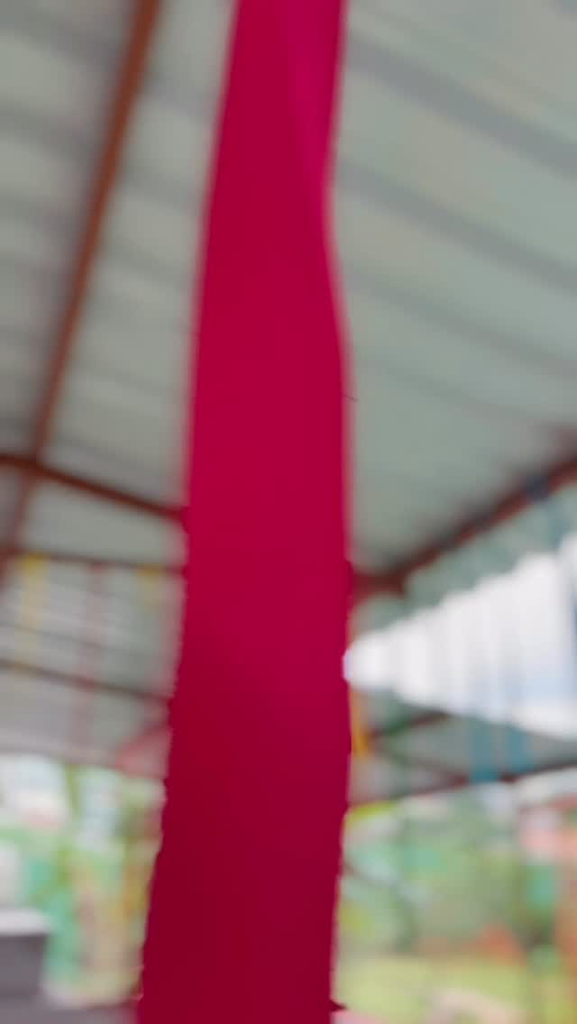 O Carnaval já começou a dar o ar da graça por aqui 🎭✨
E, como tudo na Escola Circular, ele chega como processo.
Envolvemos toda a comunidade escolar para preparar tambores, abadás e muita criação coletiva — porque viver a folia também é aprender, conversar, experimentar, cooperar e se expressar.
Entre cores, sons e ritmos, surgem novas perguntas, novos aprendizados e memórias que ficam.
Carnaval, para a infância, é cultura viva, corpo em movimento e alegria compartilhada.
Quem vem viver essa experiência com a gente? 💛