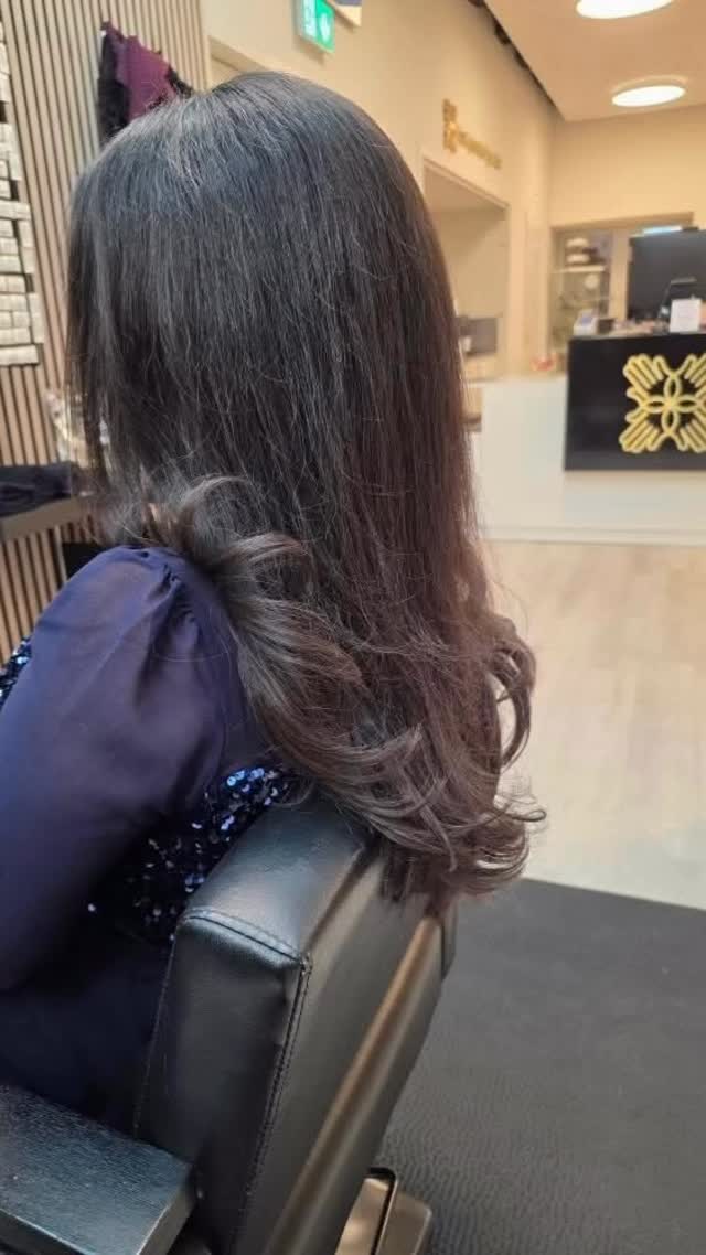 Natürliches Haar ist kein Zufall. Es ist Präzision.
Dieses Styling zeigt, was passiert, wenn Technik auf Erfahrung trifft –
und wenn man Haar nicht „formt“, sondern versteht.
Bei diesem Look ging es nicht um schnelle Locken oder kurzfristigen Wow-Effekt.
Es ging um Haarstruktur, Fallrichtung, Haltbarkeit und natürliche Bewegung.
Jede einzelne Welle wurde gezielt gesetzt – abgestimmt auf Länge, Dichte und Eigenbewegung des Haares.
Das Ergebnis?
Ein Styling, das heute elegant aussieht
und morgen noch tragbar ist.
✨ Kein Verkleben
✨ Kein starres Finish
✨ Kein künstlicher Effekt
✨ Kein Zufalls-Ergebnis
Wir arbeiten mit dem Haar, nicht gegen es.
Deshalb wirken unsere Stylings ruhig, hochwertig und selbstverständlich –
egal ob für Alltag, Business, Event oder besondere Anlässe.
Gerade bei dunklem Haar zeigt sich echte Qualität nicht durch Lautstärke,
sondern durch Tiefe, Glanz, Form und Kontrolle.
📍 Beautycenter by Neta – Coiffeur in St. Gallen
📅 Termin online buchen: www.beautyneta.ch
💬 Würdest du dein Haar so tragen?
Schreib es in die Kommentare – wir beraten ehrlich, nicht nach Trend.
#coiffeurstgallen #hairstylingstgallen #frisurstgallen
#swisshair #premiumcoiffeur haarstyling
hairwaves modernhair natürlicheshaar
hairinspiration hairgoals hairfinish
beautycenterbyneta stgallenschweiz lokalesschweiz
hairtransformation hairstyliststgallen