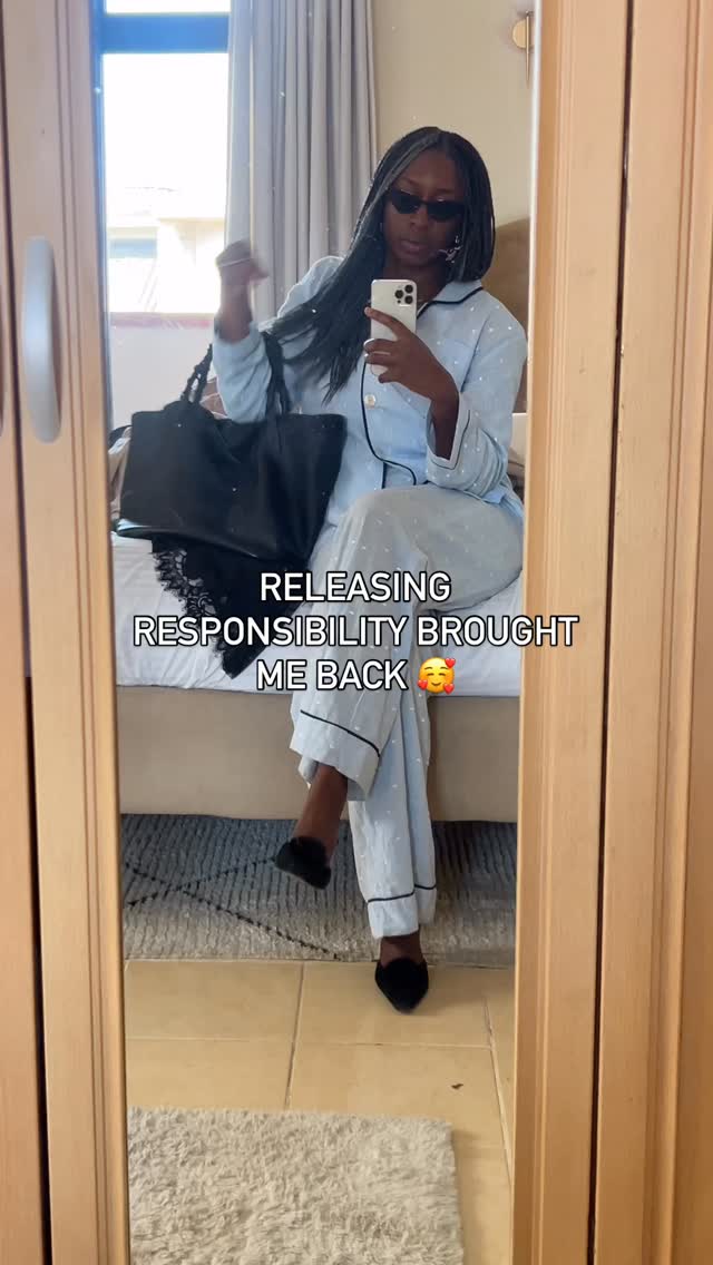 Doing too much is visible,
Holding too much is invisible. 🫠
Only one of them quietly drains clarity.
I didn’t get clearer by pushing harder,
I got clearer by releasing responsibility that was never mine.
Leadership isn’t about capacity,
It’s about discernment.
The full reflection is in The Inner Court.
🔗Link in bio👆🏾
#FemaleFounders
#WomenFounders
#EntrepreneurLife
#FounderBurnout
#BusinessLeadership
#BuildingInPublic
#FounderMentalHealth