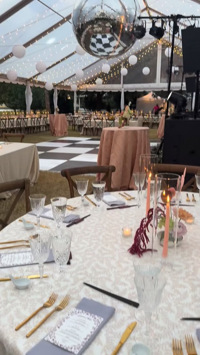 Our couples are THE coolest, most fun! Think we're kidding? Watch till the end and decide for yourself! Want this kind of awesomeness on your wedding day? Email or DM us today! 🖤
#savannahweddingplanner #georgiaweddingplanner #weddingsofinstagram #weddingreels #weddingfun