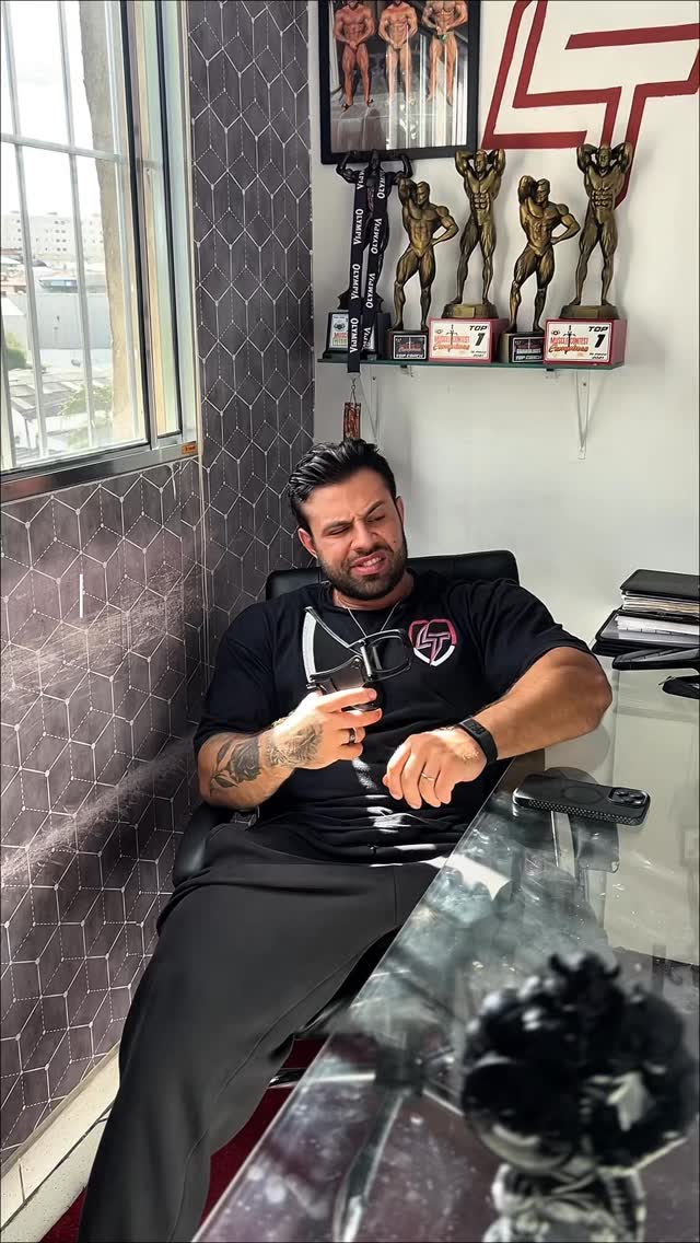 ⁉️Treinar musculação todos os dias, sem planejamento adequado de volume, intensidade e recuperação, pode parecer produtivo — mas fisiologicamente nem sempre é a melhor estratégia para hipertrofia, força e saúde muscular.
Quando você treina, o estímulo mecânico causa microlesões nas fibras musculares. Esse processo é normal e necessário. A adaptação (crescimento muscular e aumento de performance) ocorre principalmente durante o período de recuperação, quando o corpo:
➡️ Repara as fibras danificadas
➡️ Aumenta a síntese proteica muscular (MPS)
➡️ Torna o músculo mais forte e resistente
Se o músculo é estimulado novamente antes de se recuperar totalmente, alguns problemas podem ocorrer:
🔻 Queda na síntese proteica efetiva
🔻 Acúmulo de fadiga periférica e central (SNC)
🔻 Maior risco de lesões
🔻 Estagnação ou até regressão de resultados
Do ponto de vista técnico, o equilíbrio entre:
• Estímulo (treino)
• Recuperação (sono, nutrição, descanso)
• Adaptação
é o que chamamos de supercompensação.
Sem recuperação suficiente, você entra em um estado de sobrecarga crônica, onde o corpo não consegue evoluir.
Além disso, treinar pesado todos os dias eleva de forma contínua o cortisol (hormônio do estresse), o que pode:
⚠️ Atrapalhar a hipertrofia
⚠️ Prejudicar o sistema imunológico
⚠️ Aumentar inflamação
👉 Mais treino não é igual a mais resultado.
👉 Melhor treino + boa recuperação = evolução constante.
A musculação eficiente não é sobre treinar o máximo possível, e sim sobre treinar de forma inteligente, respeitando os tempos de recuperação muscular e do sistema nervoso.
💡 Em média, um músculo precisa de 48 a 72 horas para recuperação completa após estímulos intensos — variando conforme volume, carga, alimentação e sono.
Resultado de verdade vem do equilíbrio entre ciência, consistência e descanso.