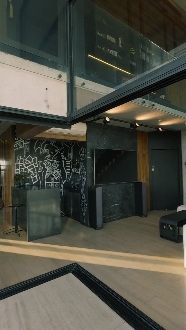 Uma cobertura duplex com acabamentos impecáveis, visão panorâmica da cidade, pé direito duplo, escritório no mezanino, bar (com nada menos que uma obra de arte de @azol.art pintada à mão), terraço aberto com churrasqueira gourmet e piscina privativa, suíte master com closet, banheira hidromassagem e sauna incorporada à área de banho.
São 190m² distribuídos em uma área social ampla e duas suítes pensadas para quem entende que raridade não é adjetivo, é lugar. E este lugar é simplesmente único.
Mais informações: (84) 98681-3322
Residencial Teresa de Lisieux - Tirol
13º andar | 190m2 | 2 suítes | 3 vagas | Espaço para depósito | Área de serviço | Parcialmente mobiliado | Marcenaria Florense e Lyra Móveis | Projeto arquitetônico e design de interiores por Daniela Dantas | Sistema de automação completo | Cortinas elétricas nas varandas da sala | Climatização com ar condicionados em todos os cômodos | Câmeras de segurança | Área de lazer recém reformada | Condomínio - R$1.700,00 | IPTU - R$7.920,00
Valor: R$ 1.670.000,00
Ref.: TL1301