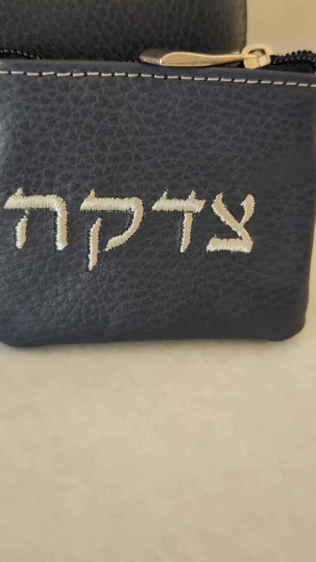 סט תיקים לטלית ותפילין מעור פרה איכותי, הגימורים המוקפדים והגיזרה המדויקת מקנים חווית נשיאה נוחה ואולטימטיבית. דגם סולידי מספר סיפור של הרמוניה מדויקת ועדינה, אולם יחד עם זאת נוכחת. זהו שילוב של עורות בסגנון קלאסי מחד, עם עיצוב וריקמה בסגנון אלגנטי מאידך
#מגיעלךלהתחבר #תיקתפילין #הוליקראפט #הוליקראפט #תיקטלית