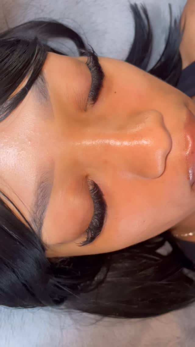 The perfect light and sexy lash set ๐๐ฅน booking link in bio ๐ #lashextensions #whispylashes #lashstylist
