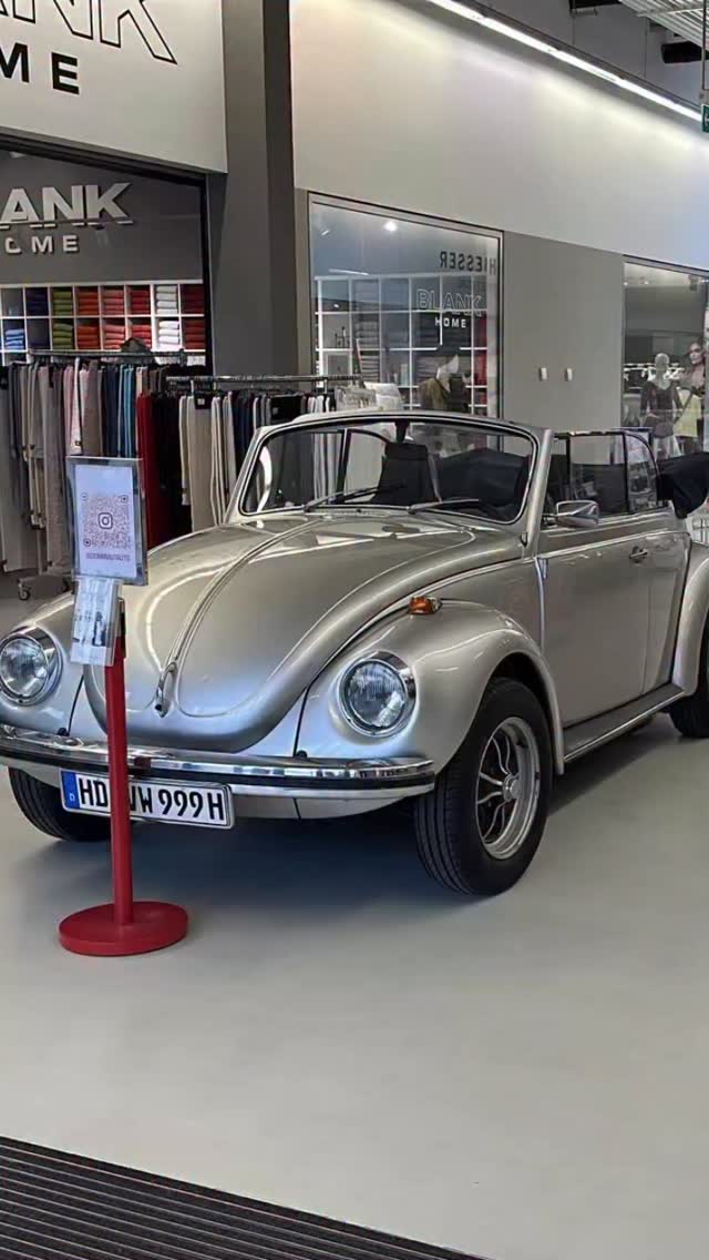 🧵✨ Pünktlich zum Stoffverkauf wird’s bei uns richtig stylisch! ✨🧵
Diese Woche haben wir etwas ganz Besonderes für euch:
Unser VW Käfer Cabrio steht im @fashionpark_nussloch und bringt echtes Retro-Feeling zwischen die Stoffe 💛
Kommt vorbei, lasst euch inspirieren, shoppt eure Lieblingsstoffe und macht ein Foto mit unserem Klassiker 📸
👉 Es lohnt sich – versprochen!
💬 Jetzt seid ihr dran:
Welcher Stoff würde eurer Meinung nach perfekt zu diesem Käfer passen?
⬇️ Schreibt es in die Kommentare oder stimmt mit einem Emoji ab:
🌸 = Blumenprint
🖤 = Uni & elegant
🌈 = Bunt & wild
Wir sind gespannt auf eure Antworten! 😍