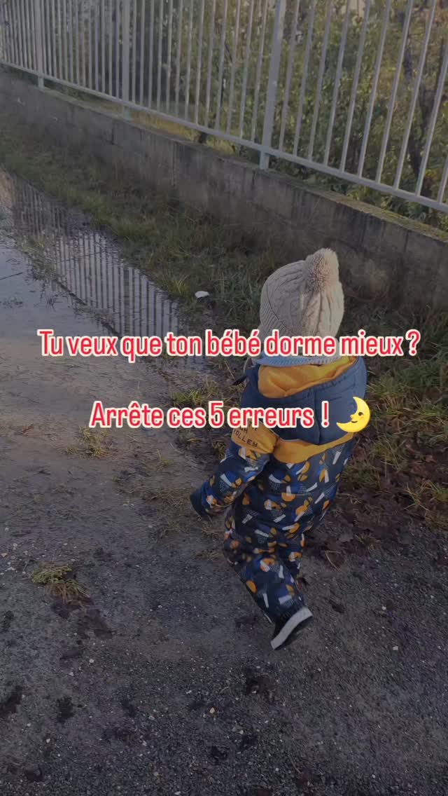 1️⃣ Le coucher trop tard
Attendre que ton bébé soit complètement épuisé ne facilite pas l’endormissement… au contraire. Un bébé trop fatigué peut avoir plus de mal à s’apaiser et à s’endormir sereinement.
2️⃣ Trop de stimulation avant le coucher
Écrans, lumières vives, jeux très dynamiques… Tout cela excite son système nerveux. Privilégie plutôt un moment calme et une ambiance douce avant le dodo.
3️⃣ Un environnement inadapté
Une chambre trop chaude ou trop froide, des volets qui laissent passer la lumière… Ces petits détails peuvent vraiment perturber son sommeil. Un espace sombre, calme et à bonne température fait toute la différence.
4️⃣ Une chambre qu’il ne connaît que pour dormir
Si ton bébé ne va dans sa chambre qu’au moment du coucher, il peut avoir du mal à s’y sentir en sécurité. Passer un peu de temps dans la pièce en journée l’aide à s’y familiariser.
5️⃣ Pas assez d’exposition à la lumière naturelle
Même une petite balade de 15 minutes par jour aide à réguler son rythme biologique. La lumière du jour favorise un meilleur endormissement le soir.