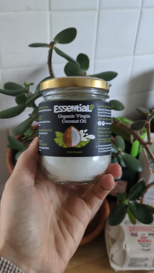 🥥Skin nourishment: Naturally antimicrobial and deeply hydrating.
🥥Stronger hair: Reduces protein loss and protects against damage, it makes a great hair mask left in over night before washing.
🥥Gut-friendly properties: Contains lauric acid with antibacterial and antifungal benefits.
🥥 Heat-stable for cooking: Great for sautéing, baking, and roasting.
🥥Oil pulling benefits: A traditional ayurvedic practice, 1 tbsp swished 5–10 minutes, may help reduce harmful oral bacteria & can support healthier gums and fresher breath.