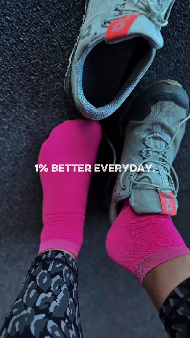 Step up your power. 💗🧦
The Solidea Active Power socks (unisex) support you with every move.
The special internal wave structure stimulates microcirculation and promotes lymphatic flow – for a light massage effect while you’re active 👣⚡️
They help reduce muscle fatigue and lactic acid build-up, relieve joint stress and support faster recovery – ideal for training, workouts and busy days 💥
Breathable, comfortable and odor-controlling to keep your feet feeling fresh all day.
And this pink? A real energy boost.
Available in many other colors too 🎨🔥