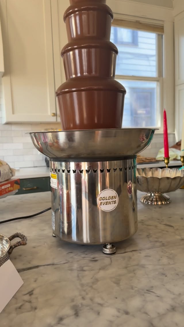 Dark chocolate fountain will always be a HUGE hit no matter what type of event you have!
#chocolate #chocolatefountain #goldeneventstx