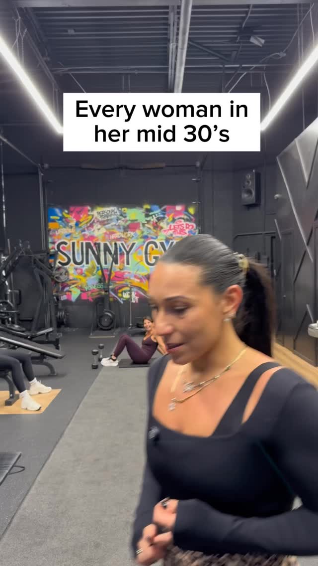 Every time wellness social media drops a new trend…
Sauna. Red light. Vibration plates. Cold plunges. Breathwork, walking pad
Meanwhile the basics are still undefeated
Consistency > gadgets.
#WellnessTrends #FitnessHumor #GymLife #BackToBasics #SunnyGym”