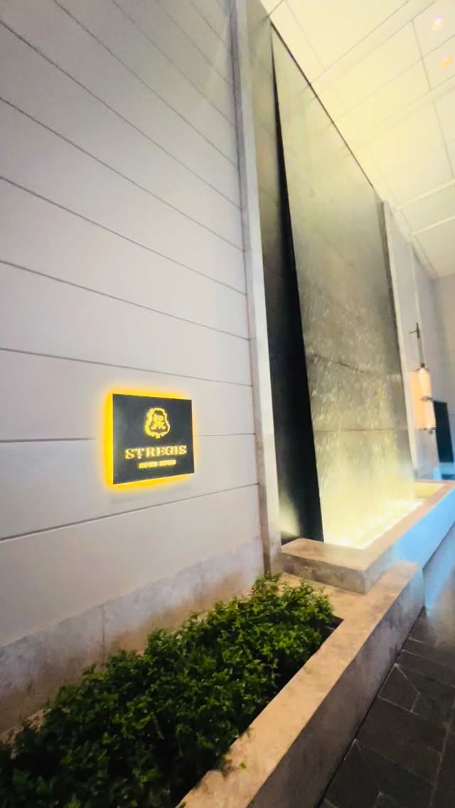 Kulinarische Genüsse und mein erster gesäbelter Champagnerkorken 🗡️😎 Ich darf mich glücklich schätzen, hier von so vielen Seiten derart lukullisch verwöhnt zu werden 🍾🥂🍷👨🍳⭐️⭐️ DANKE 🤩🙏@stregishk @perrierjouet @clemensunterreiner @lenvolhk #ClemensUnterreiner #perrierjouët #lenvol #sterneküche #news 📸©️CU |